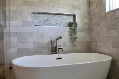 Freestanding soaking tub