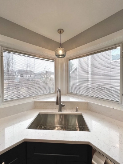 Stainless steel corner sink + Pendant light